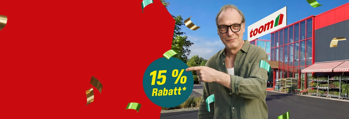Ein Mensch steht vor einem Baumarkt und zeigt auf ein Rabattschild.